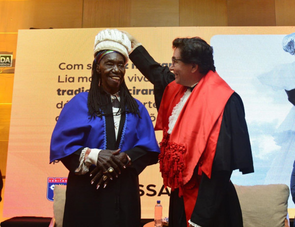 Lia de Itamaracá recebe título Honoris Causa pela UNINASSAU